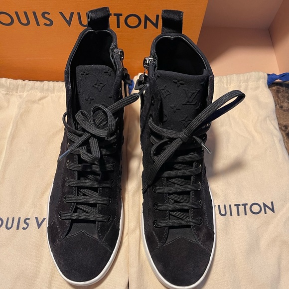 Authentic Louis Vuitton sneakers - Picture 3 of 14